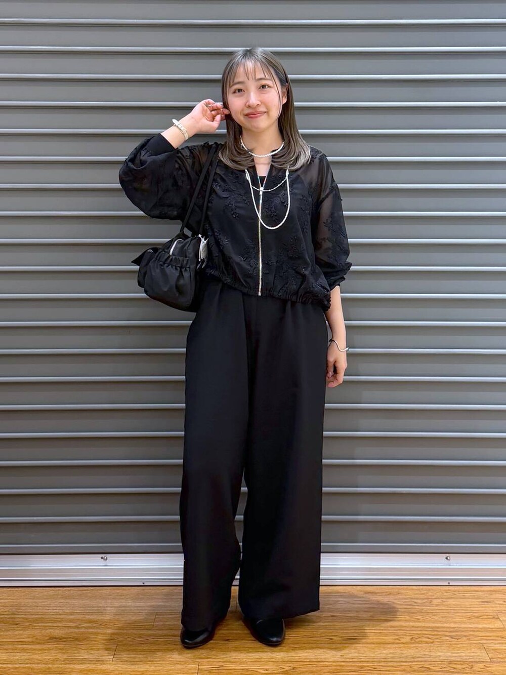 ブラック系のその他パンツ、ブラック系のボストンバッグ、ブラック系のキャミソールを着用したレディースの春コーディネートの5枚目の写真