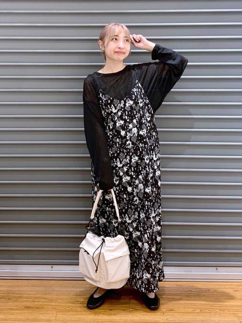 「ドットエスティ秋コーデ、低身長、カジュアル、きれいめ、休日コーデ、楽ちんコーデ、きれいめカジュアル_LEPSIM、体型カバー、ラフ、LEPSIM、着痩せ・細見え、ゆったり、ワンピース、秋コーデ、秋冬新作」｜「LEPSIMのシアーメランジロンT　104246（Tシャツ/カットソー、ブラック系）」を使った、daharalepsimさん（レディース・151cm）の秋コーディネートの4枚目の写真