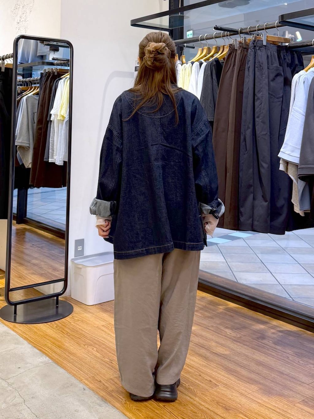 ブラック系のローファー、ベージュ系のその他パンツ、ホワイト系のTシャツ/カットソーを着用したレディースの秋コーディネートの2枚目の写真