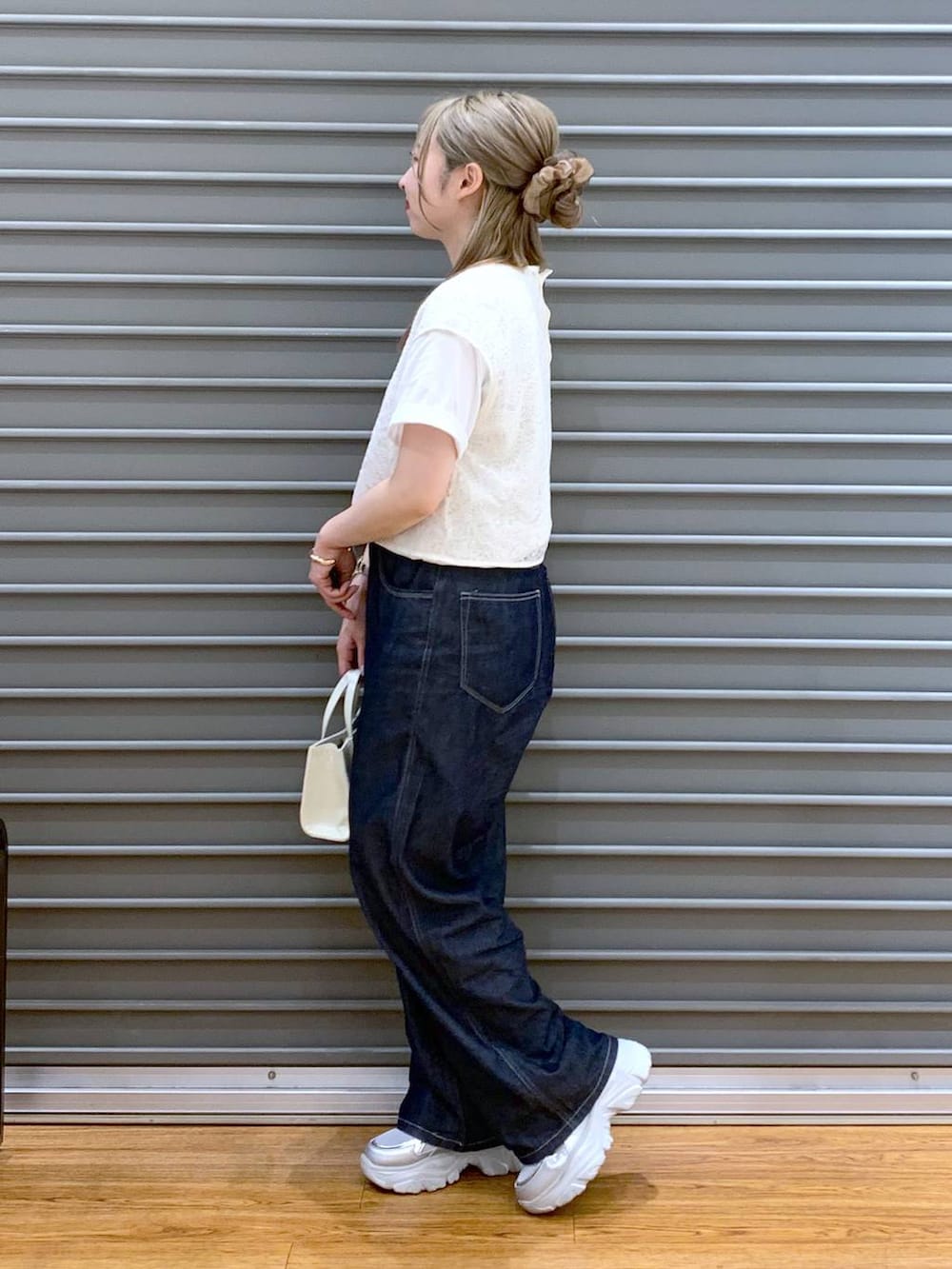「ベーシック/シンプル、旅行、ゆったり、Tシャツ、デニムパンツ、デート/ロマンティック、女子会、20代_LEPSIM、スニーカー、夏コーデ、低身長、カジュアル、きれいめ、休日コーデ、楽ちんコーデ」｜「LEPSIMのストレートデニムパンツ　290487（デニムパンツ、ブルー系）」を使った、daharalepsimさん（レディース・151cm）の春コーディネートの3枚目の写真