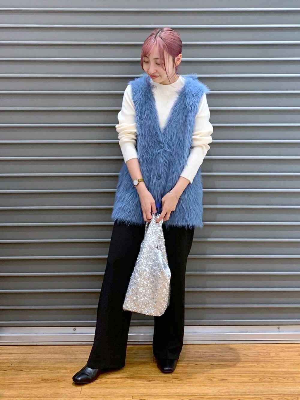 ホワイト系のニット/セーター、ブラック系のブーツ、ブルー系のベストを着用したレディースの秋コーディネートの3枚目の写真