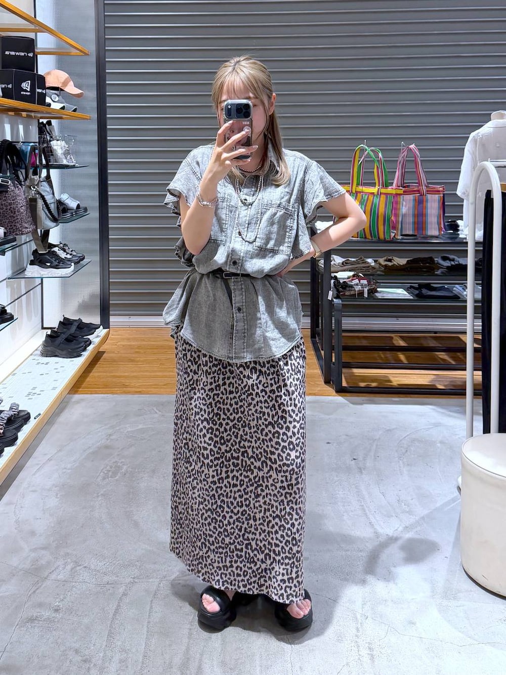 その他のスカート、グレー系のシャツ/ブラウス、シルバー系のネックレスを着用したレディースの夏コーディネートの6枚目の写真
