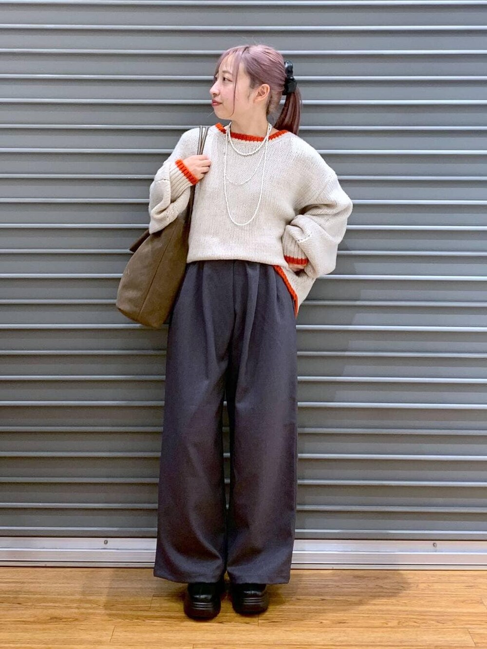 ブラック系のブーツ、ブラウン系のトートバッグ、グレー系のその他パンツを着用したレディースの冬コーディネートの8枚目の写真