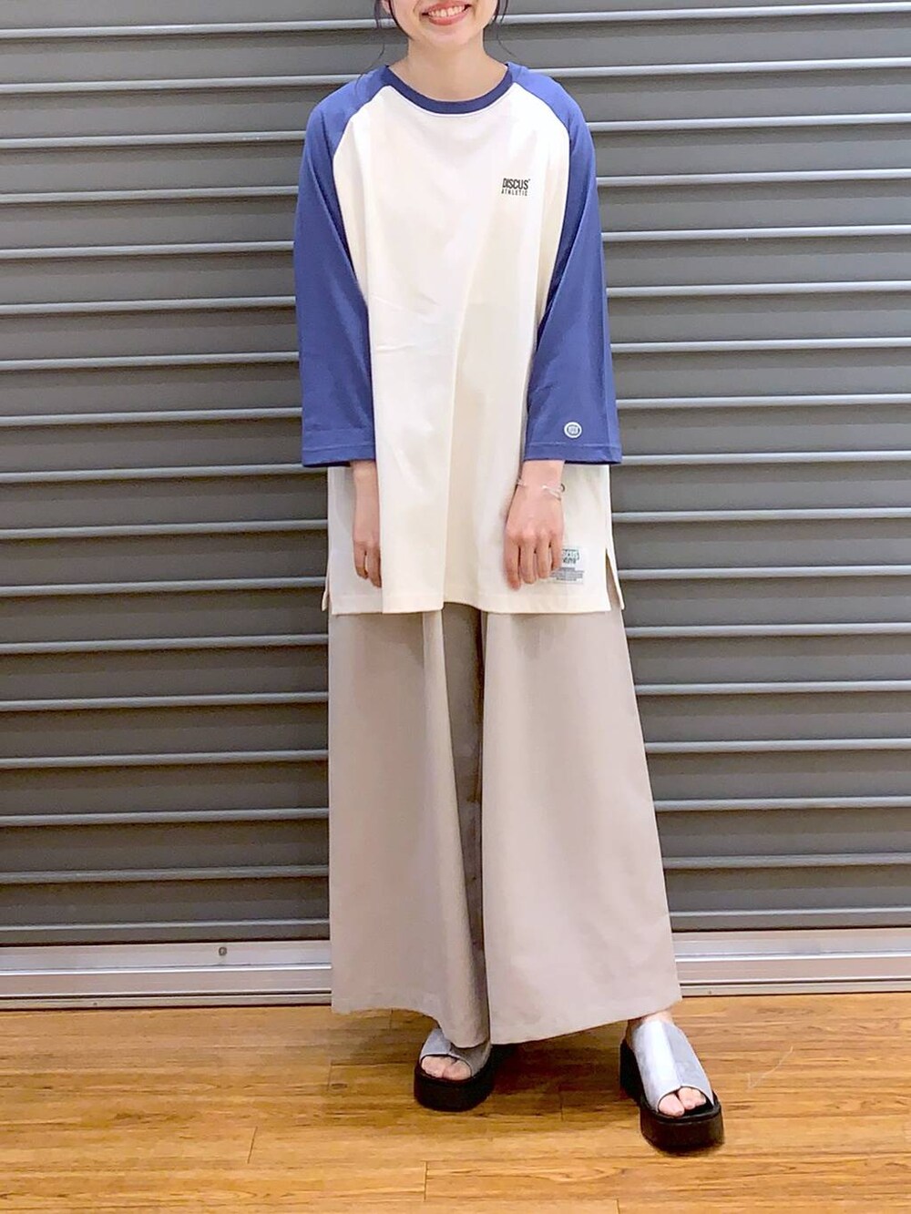 ブルー系のTシャツ/カットソー、ベージュ系のその他パンツ、ブラック系のショルダーバッグを着用したレディースの春コーディネートの3枚目の写真