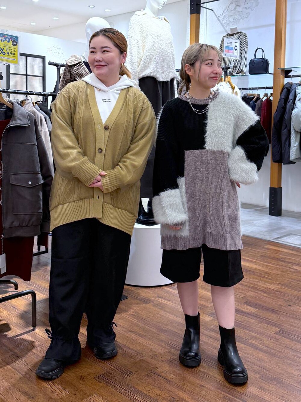 ブラック系のその他パンツ、ブラック系のその他パンツ、ブラック系のブーツを着用したレディースの秋コーディネートの5枚目の写真