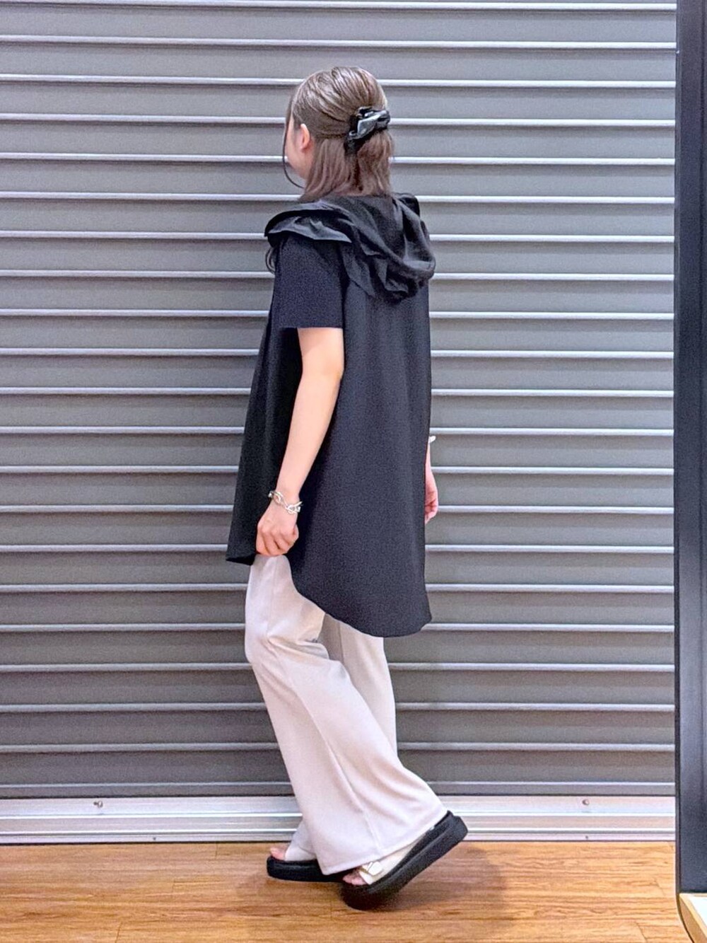 ホワイト系のサンダル、ブラック系のTシャツ/カットソー、ブラック系のシャツ/ブラウスを着用したレディースの夏コーディネートの3枚目の写真