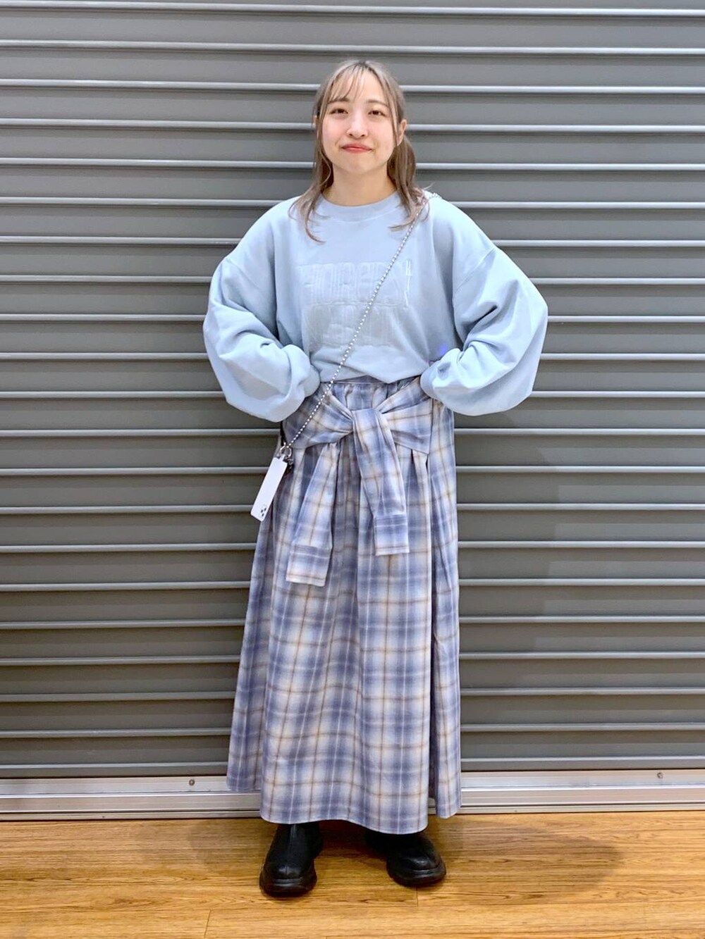 ブラック系のブーツ、ブルー系のスカート、ブルー系のスウェットを着用したレディースの冬コーディネートの4枚目の写真