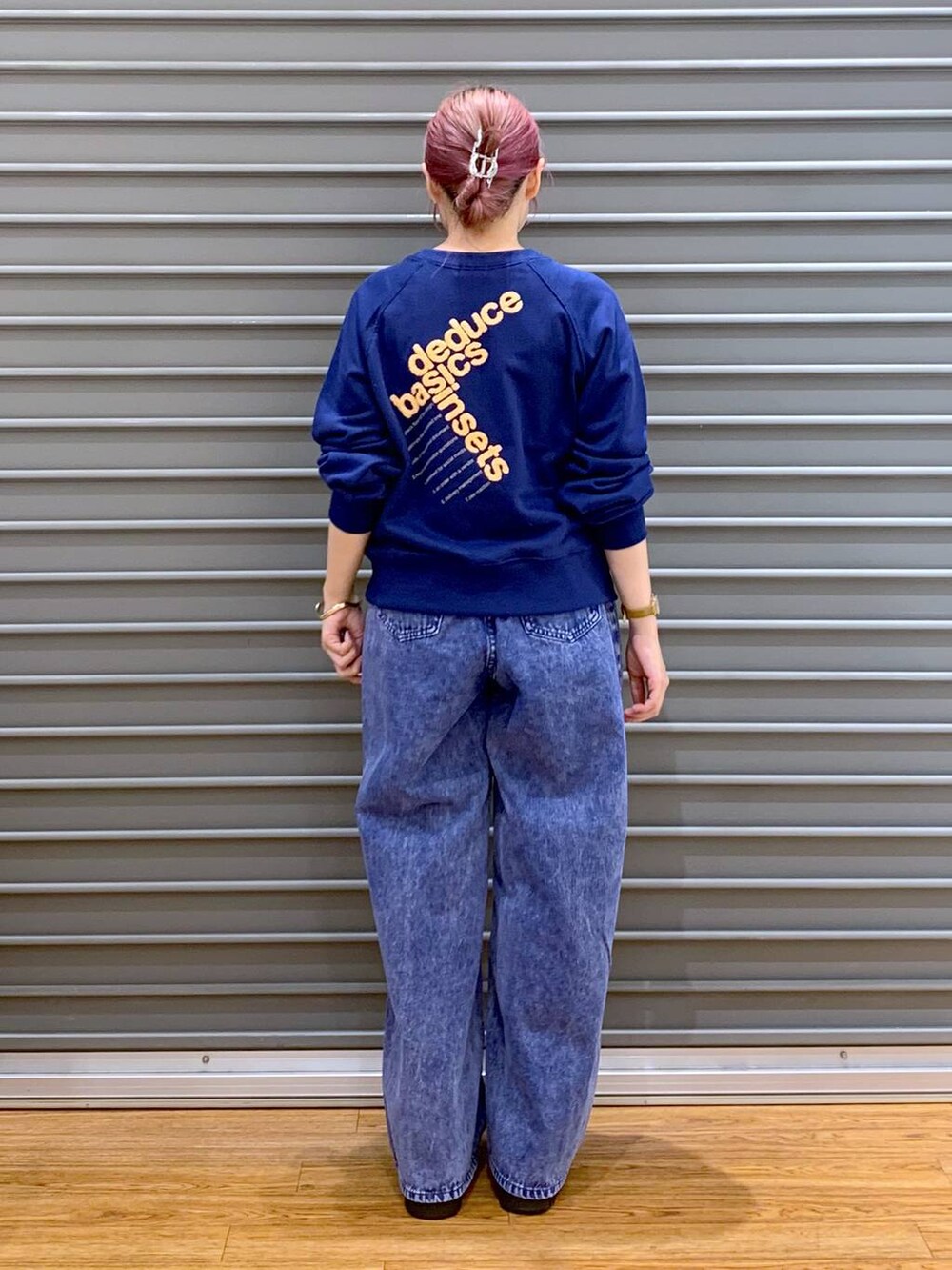 ブラック系のブーツ、ブラック系のショルダーバッグ、ブルー系のスウェットを着用したレディースの冬コーディネートの2枚目の写真