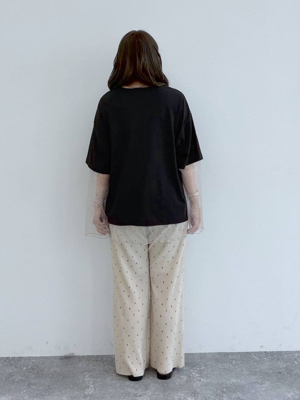ベージュ系のその他パンツ、シルバー系のショルダーバッグ、ホワイト系のサンダルを着用したレディースの夏コーディネートの2枚目の写真