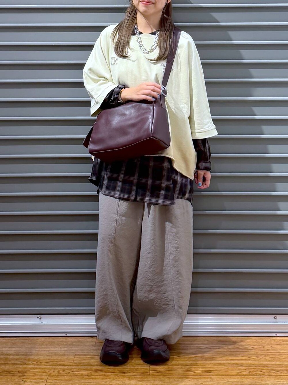 ブラウン系のローファー、ベージュ系のその他パンツ、ブラウン系のシャツ/ブラウスを着用したレディースの秋コーディネートの7枚目の写真
