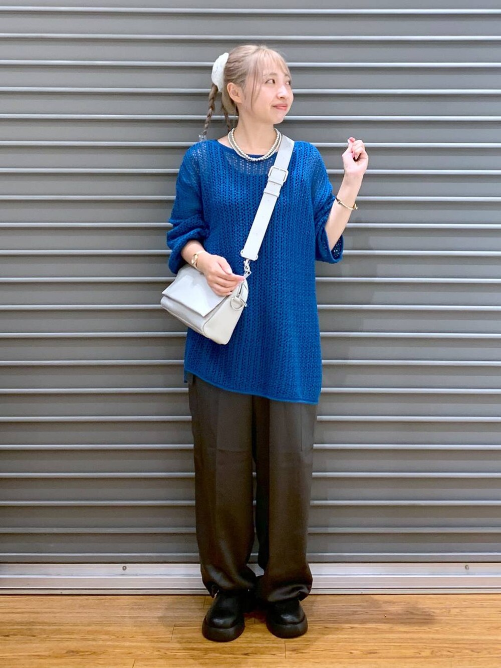 ブルー系のニット/セーター、グレー系のショルダーバッグ、ブラック系のサンダルを着用したレディースの秋コーディネートの4枚目の写真