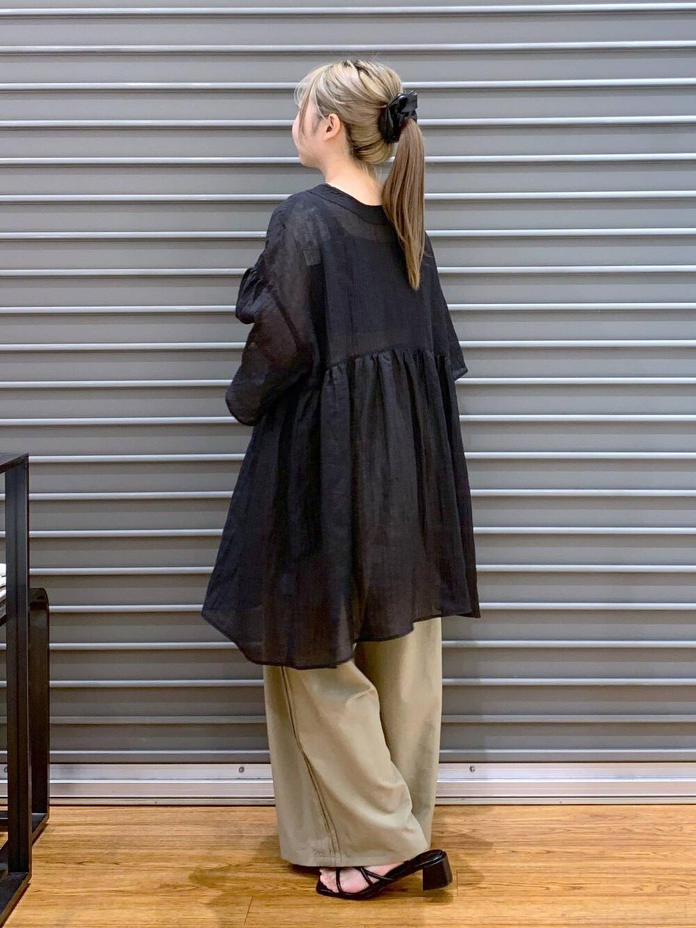 ブラック系のタンクトップ、ブラック系のショルダーバッグ、ベージュ系のその他パンツを着用したレディースの夏コーディネートの3枚目の写真