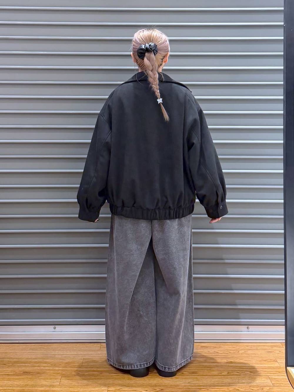 ブラック系のサンダル、グレー系のデニムパンツ、シルバー系のショルダーバッグを着用したレディースの冬コーディネートの2枚目の写真