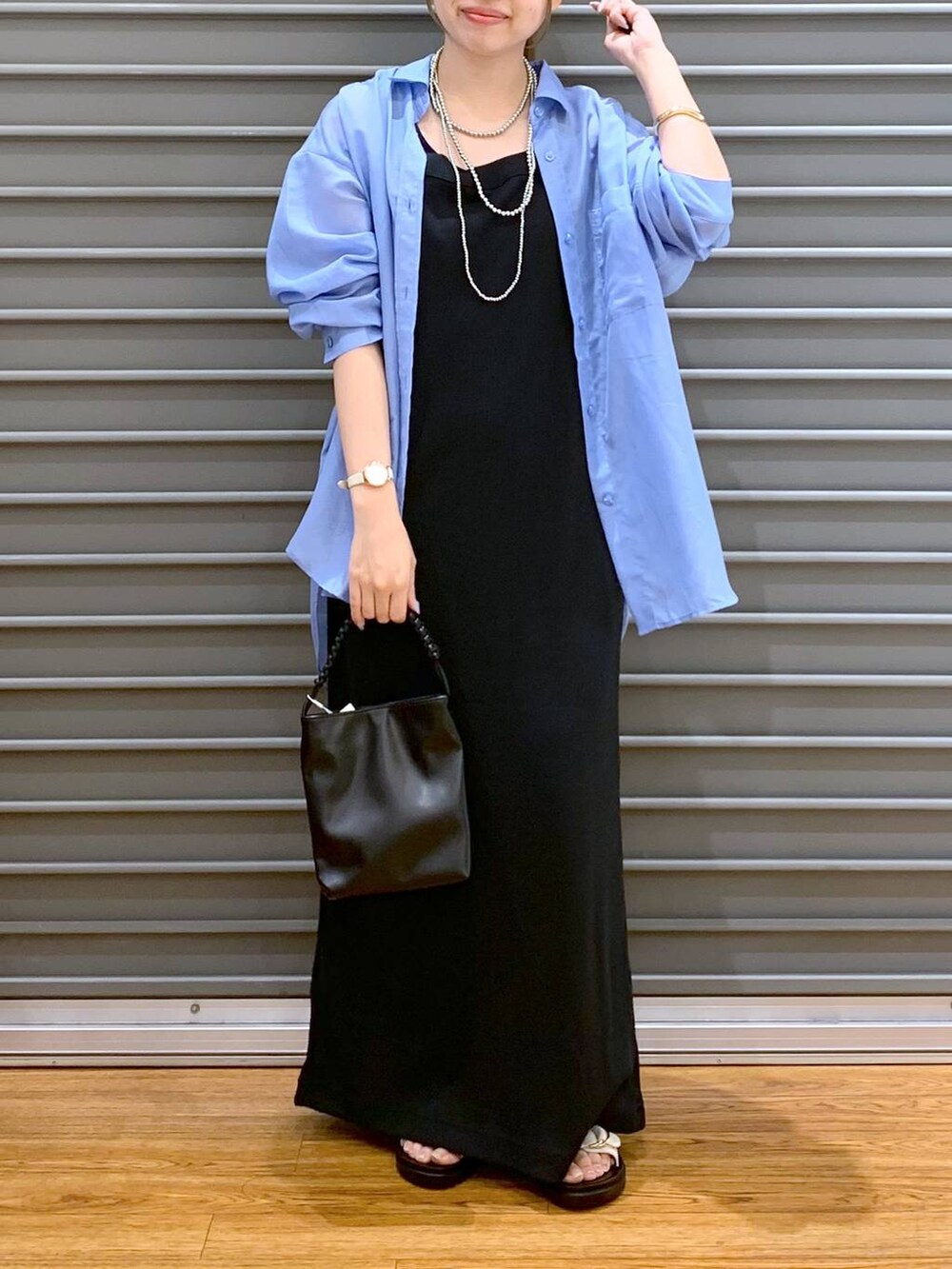 ホワイト系のサンダル、ブラック系のショルダーバッグ、ブルー系のシャツ/ブラウスを着用したレディースの夏コーディネートの4枚目の写真