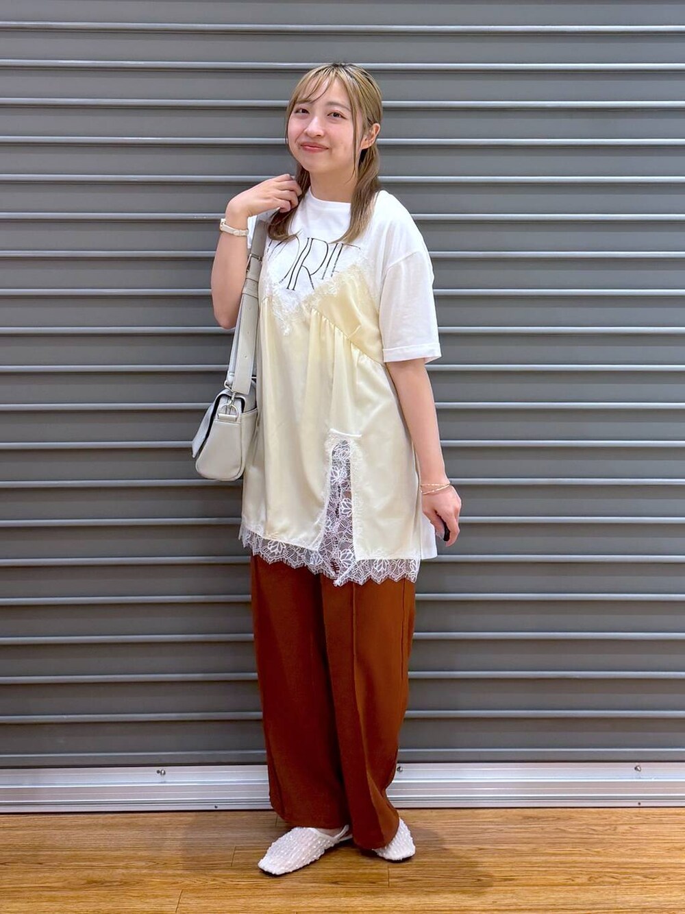 グレー系のショルダーバッグ、ブラウン系のその他パンツ、ホワイト系のパンプスを着用したレディースの春コーディネートの4枚目の写真