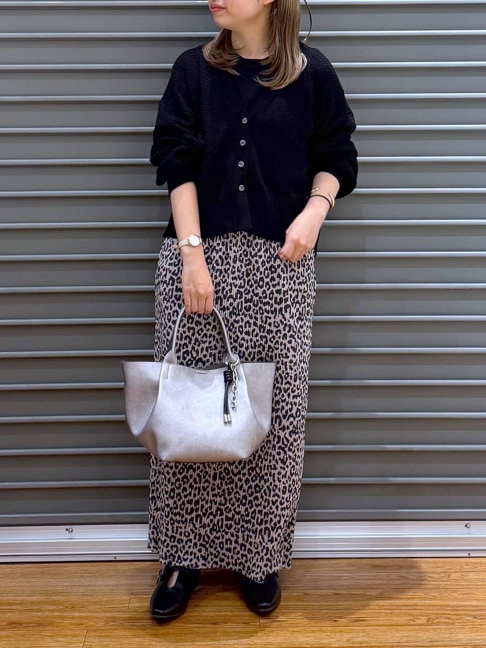 その他のトートバッグ、ブラック系のカーディガン/ボレロ、ブラック系のパンプスを着用したレディースの春コーディネートの6枚目の写真