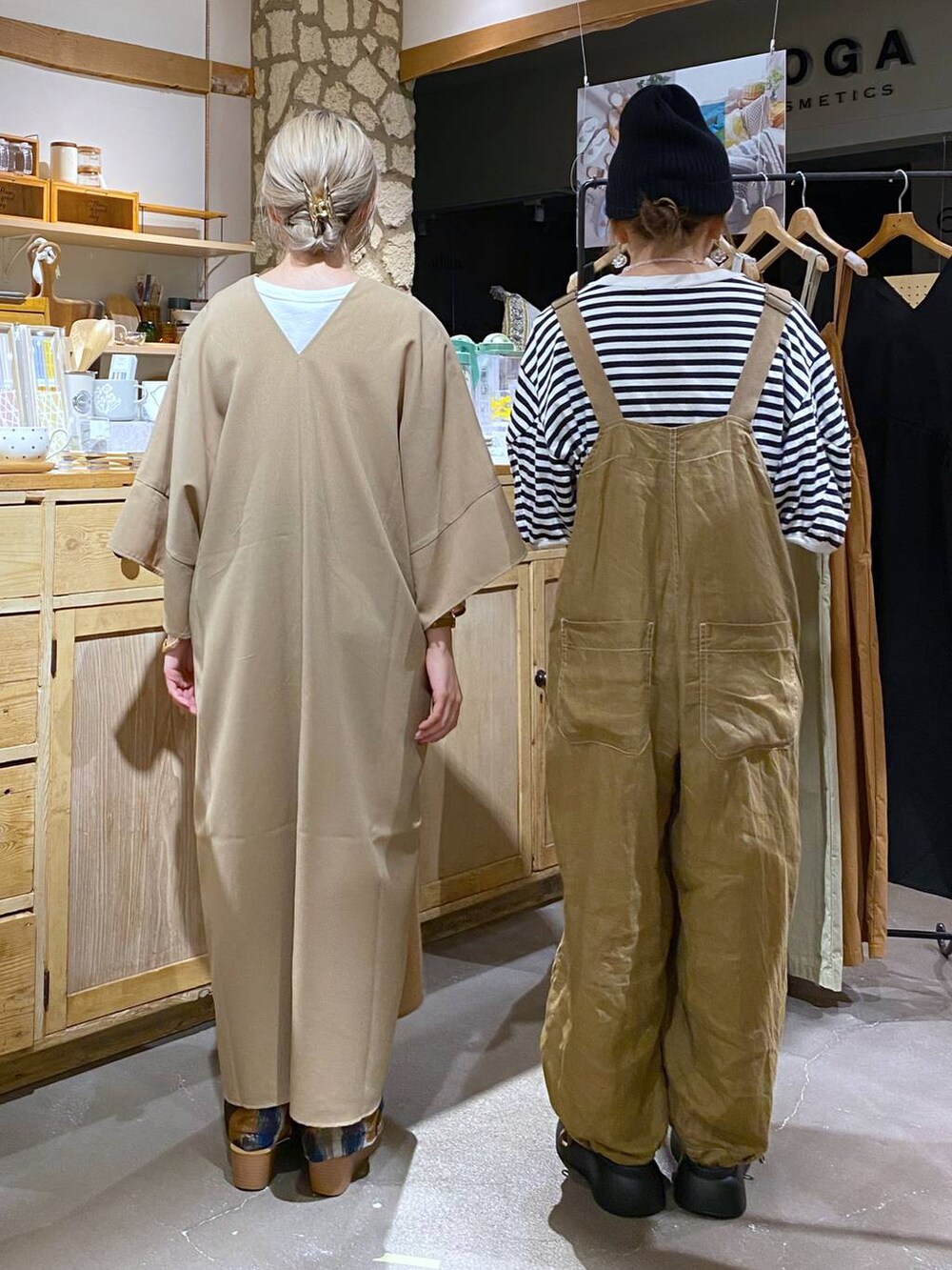 ブラック系のサンダル、ベージュ系のワンピース、ブルー系のその他パンツを着用したレディースの春コーディネートの2枚目の写真