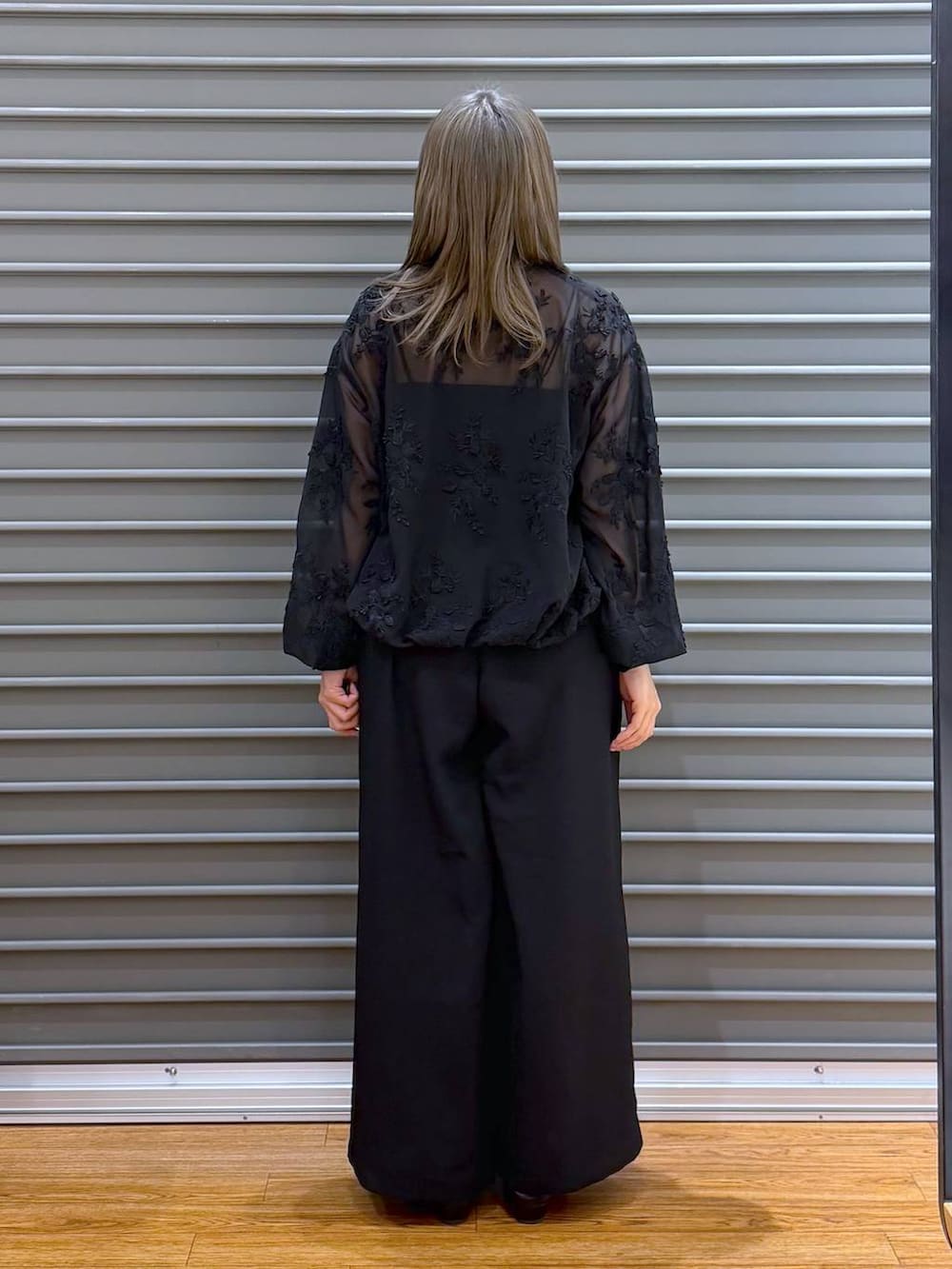 ブラック系のその他パンツ、ブラック系のブルゾン、ブラック系のキャミソールを着用したレディースの春コーディネートの2枚目の写真