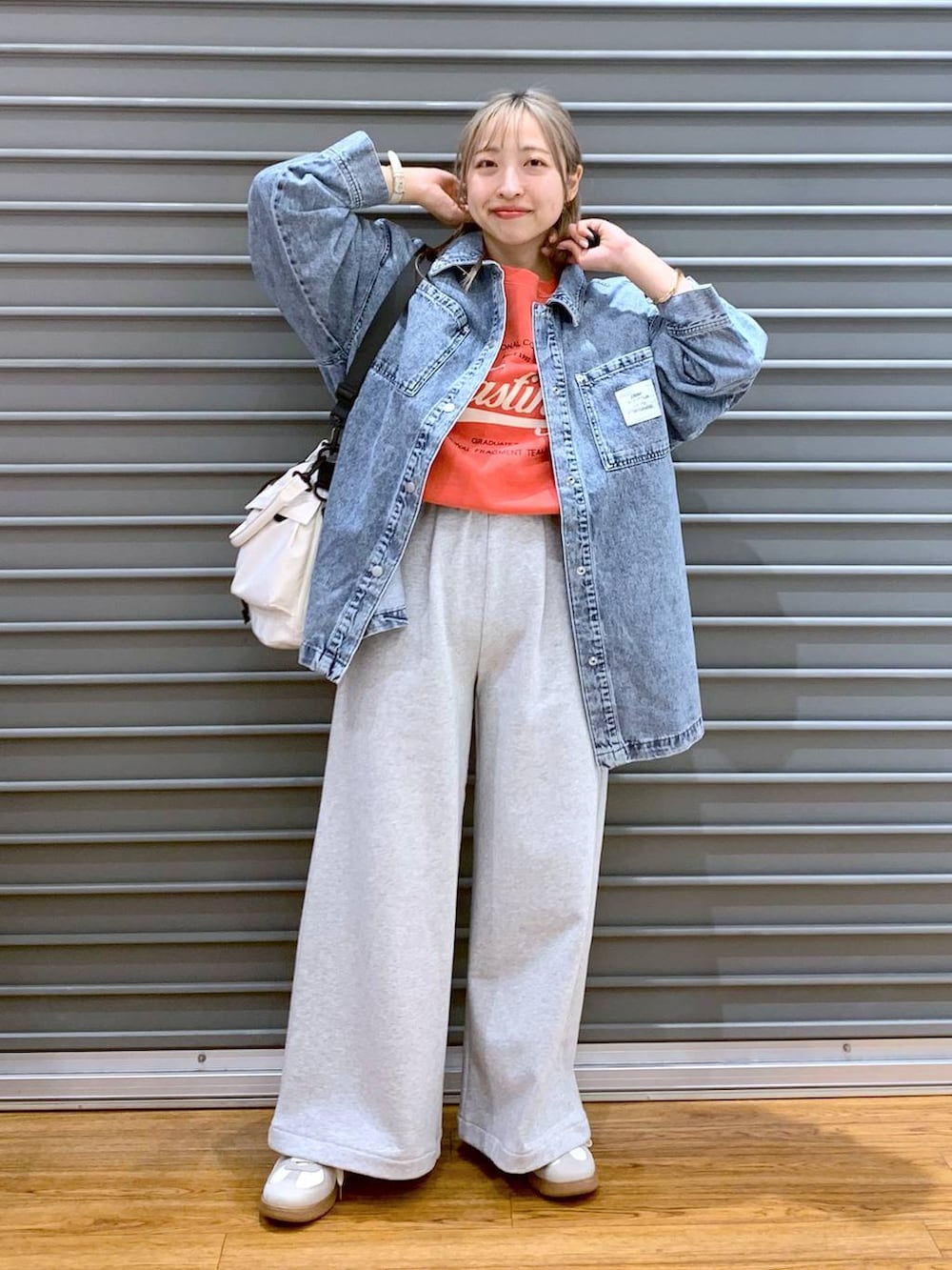 「低身長、カジュアル、きれいめ、休日コーデ、楽ちんコーデ、きれいめカジュアル_LEPSIM、体型カバー、ラフ、LEPSIM、着痩せ・細見え、ゆったり、20代_LEPSIM、低身長_LEPSIM、スウェット、シャツ」｜「LEPSIMの2WAY巾着ショルダー2　116580（ショルダーバッグ、ホワイト系）」を使った、daharalepsimさん（レディース・151cm）の冬コーディネートの8枚目の写真