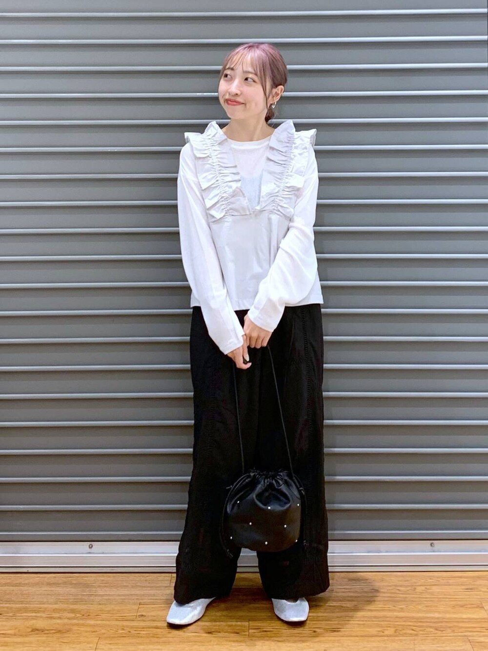 ホワイト系のTシャツ/カットソー、ブラック系のショルダーバッグ、ブラック系のその他パンツを着用したレディースの夏コーディネートの6枚目の写真