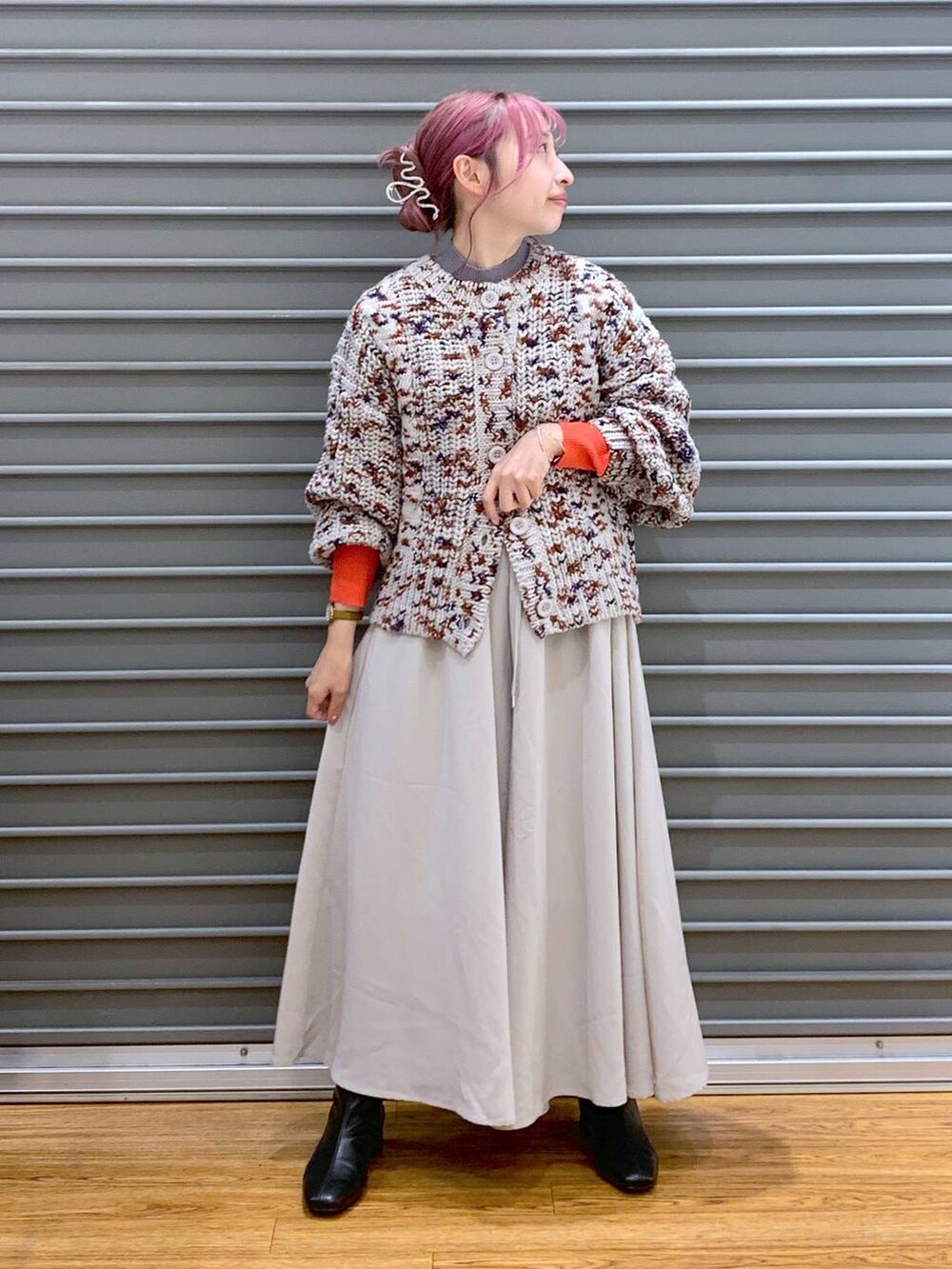 グレー系のニット/セーター、ベージュ系のその他パンツ、ホワイト系のボストンバッグを着用したレディースの秋コーディネートの4枚目の写真