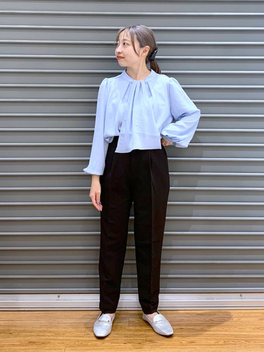 ブラック系のスーツパンツ、ブルー系のシャツ/ブラウス、ブラック系のスーツベストを着用したレディースの冬コーディネートの4枚目の写真