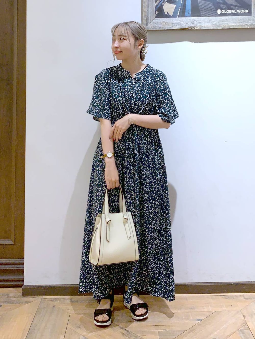 ホワイト系のショルダーバッグ、ブラック系のサンダル、グリーン系のワンピースを着用したレディースの夏コーディネートの4枚目の写真