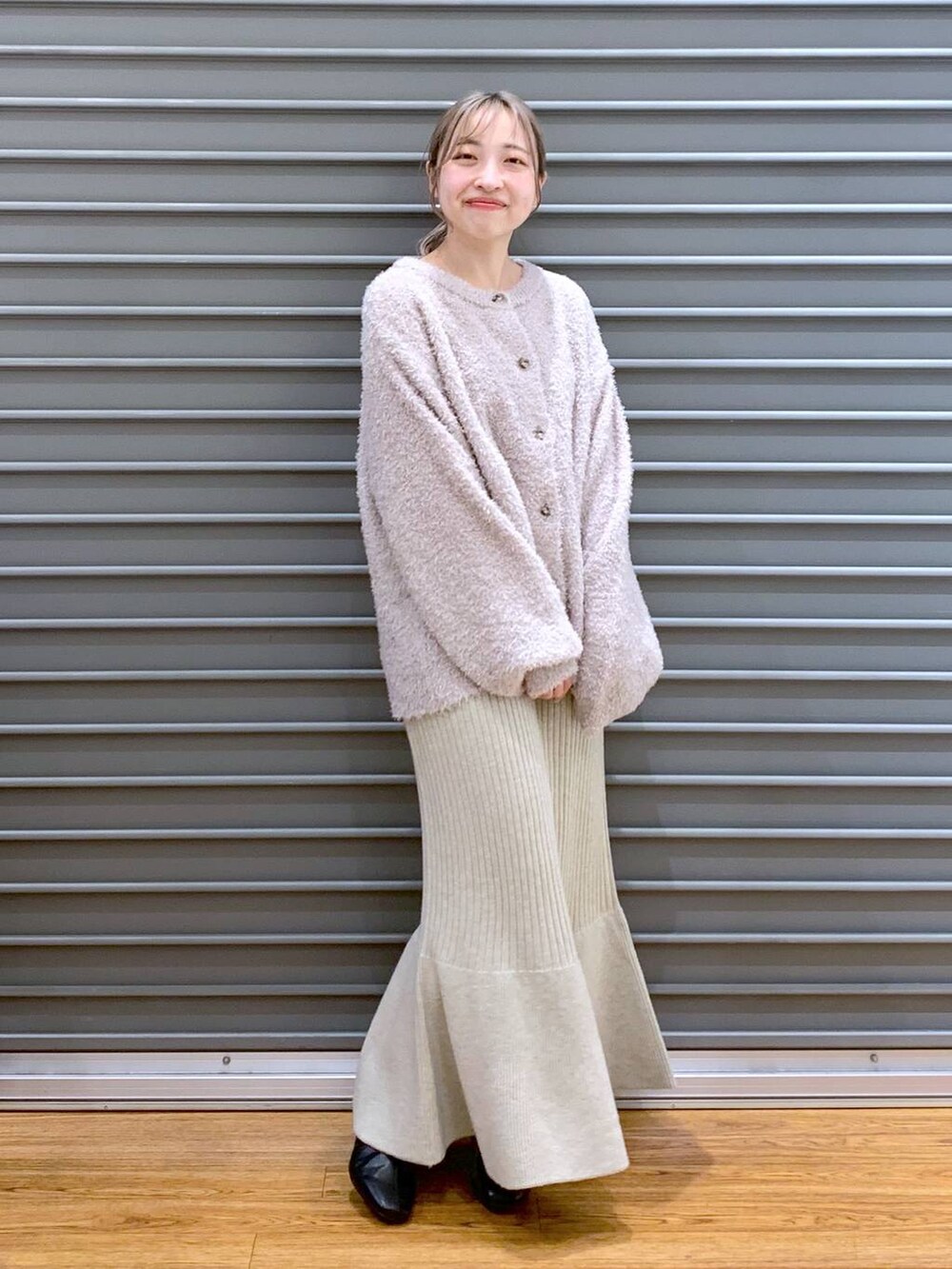 ブラック系のショルダーバッグ、ブラック系のブーツ、ホワイト系のワンピースを着用したレディースの冬コーディネートの8枚目の写真