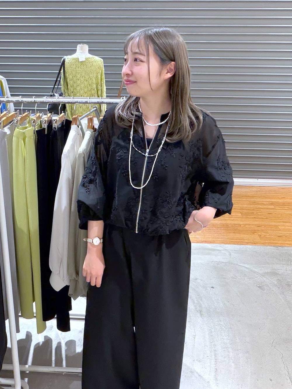 ブラック系のその他パンツ、ブラック系のブルゾン、ブラック系のキャミソールを着用したレディースの春コーディネートの5枚目の写真