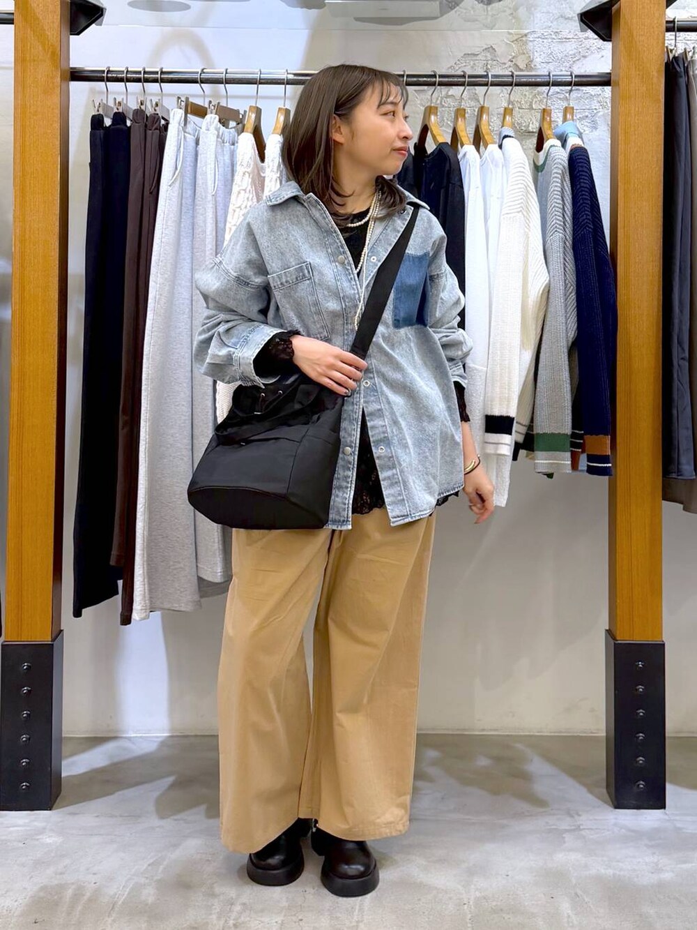 ブラック系のサンダル、ブルー系のシャツ/ブラウス、ブラック系のショルダーバッグを着用したレディースの冬コーディネートの4枚目の写真