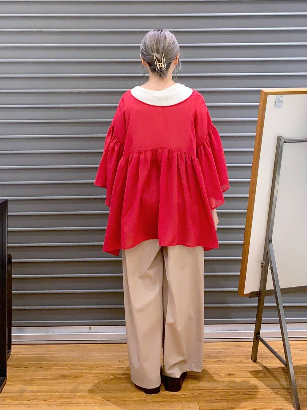 ホワイト系のかごバッグ、ホワイト系のタンクトップ、ホワイト系のサンダルを着用したレディースの夏コーディネートの2枚目の写真