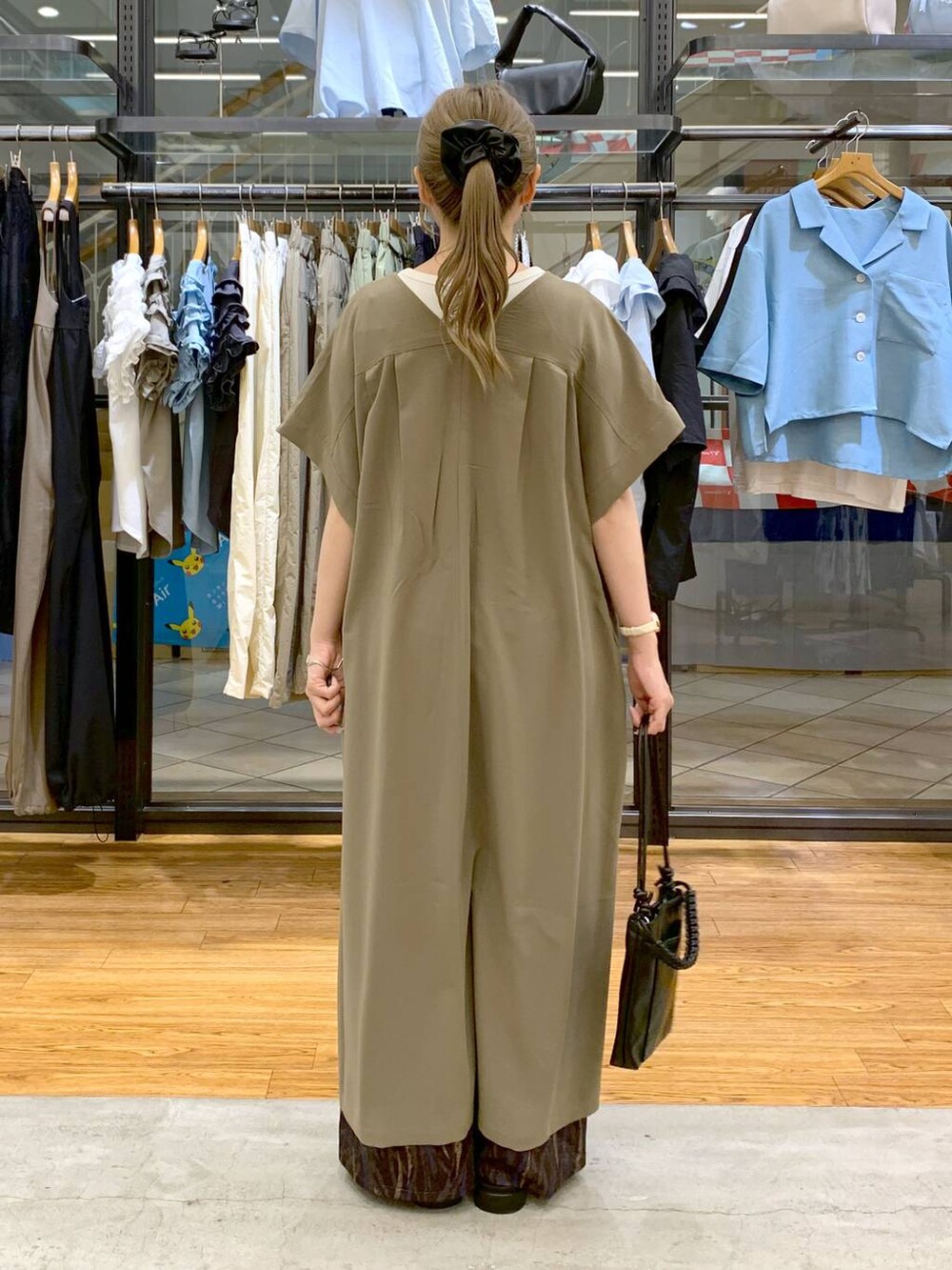 ブラウン系のワンピース、ホワイト系のタンクトップ、ブラウン系のその他パンツを着用したレディースの夏コーディネートの2枚目の写真