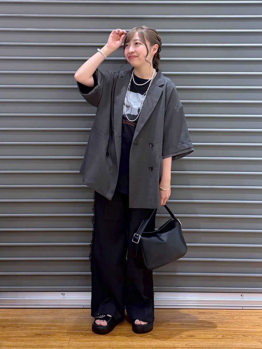 ブラック系のその他パンツ、ブラック系のサンダル、グレー系のテーラードジャケットを着用したレディースの夏コーディネートの5枚目の写真