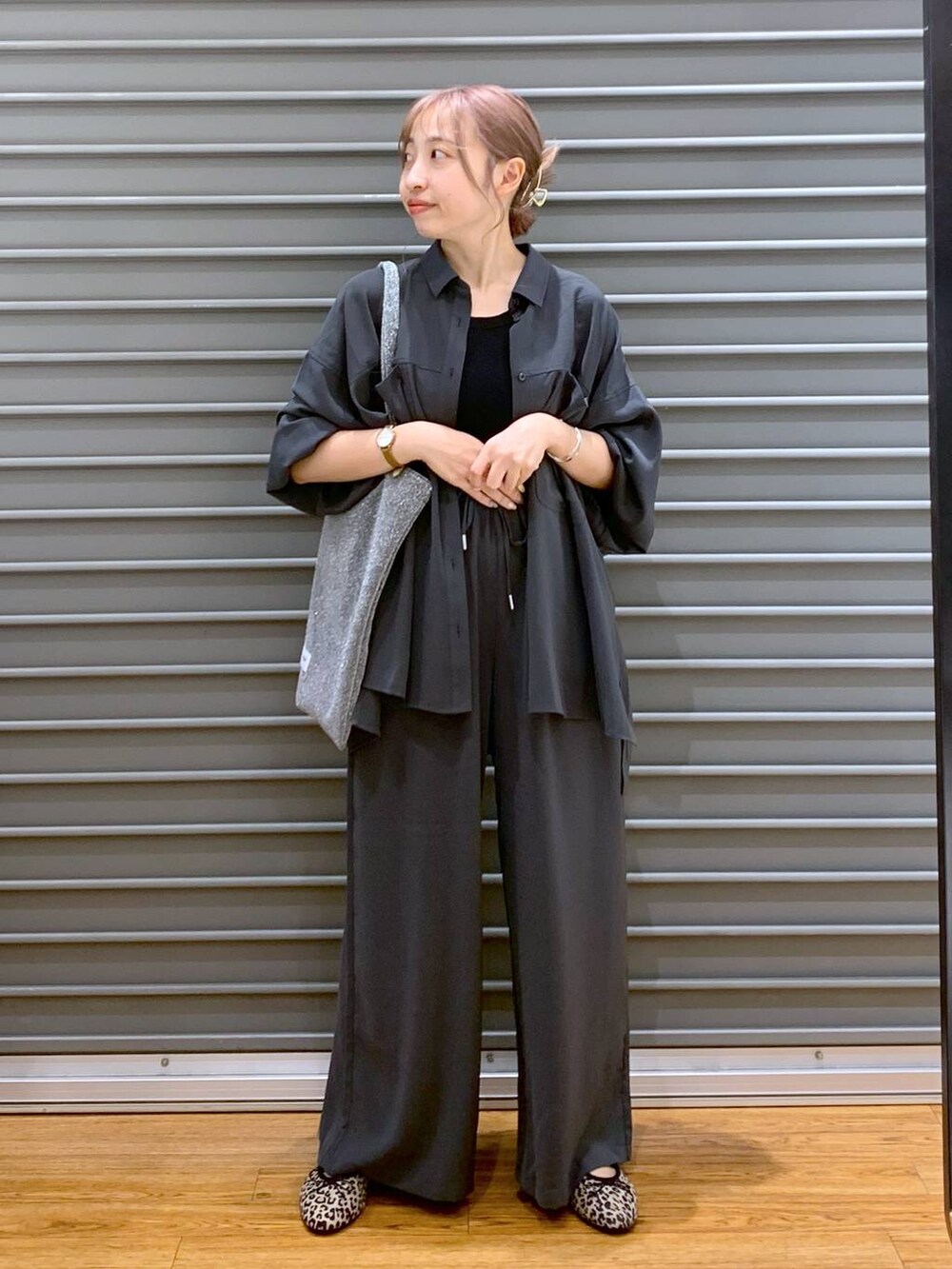 シルバー系のトートバッグ、グレー系のその他パンツ、グレー系のシャツ/ブラウスを着用したレディースの秋コーディネートの3枚目の写真