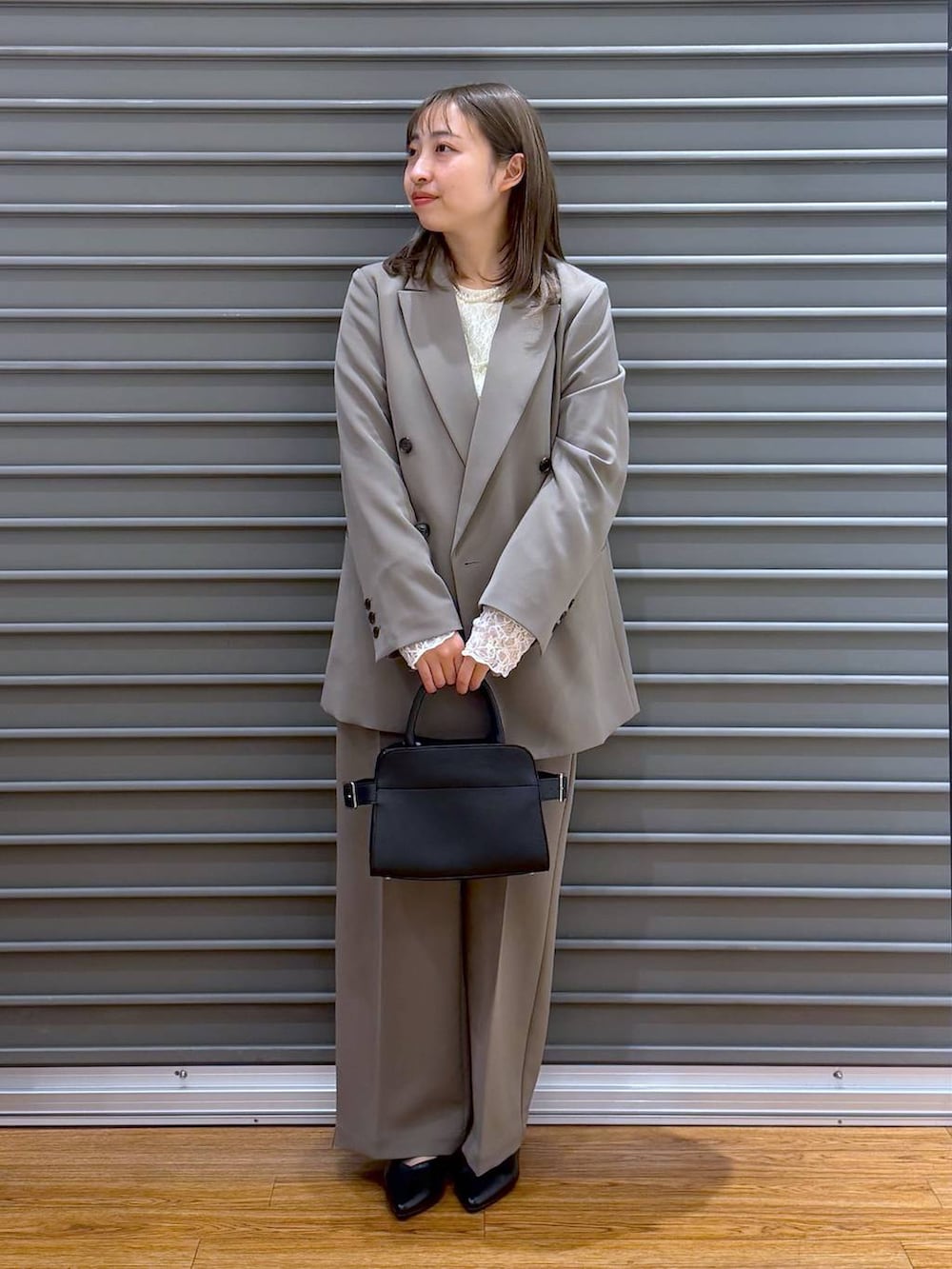 ブラウン系のその他パンツ、ブラウン系のテーラードジャケット、ホワイト系のTシャツ/カットソーを着用したレディースの冬コーディネートの5枚目の写真