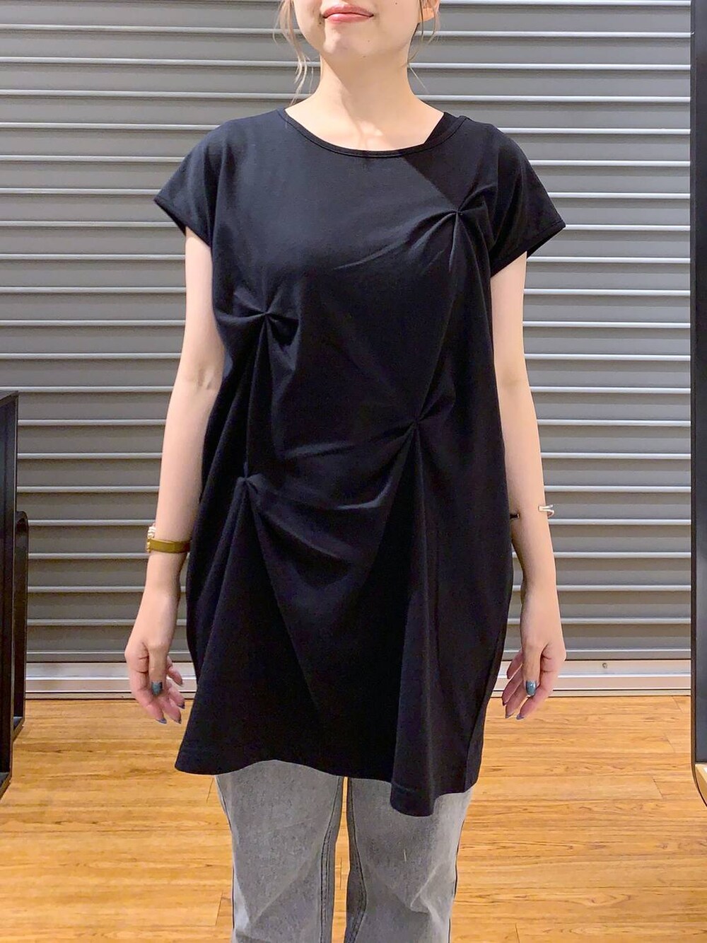 ホワイト系のショルダーバッグ、シルバー系のサンダル、グレー系のデニムパンツを着用したレディースの夏コーディネートの3枚目の写真