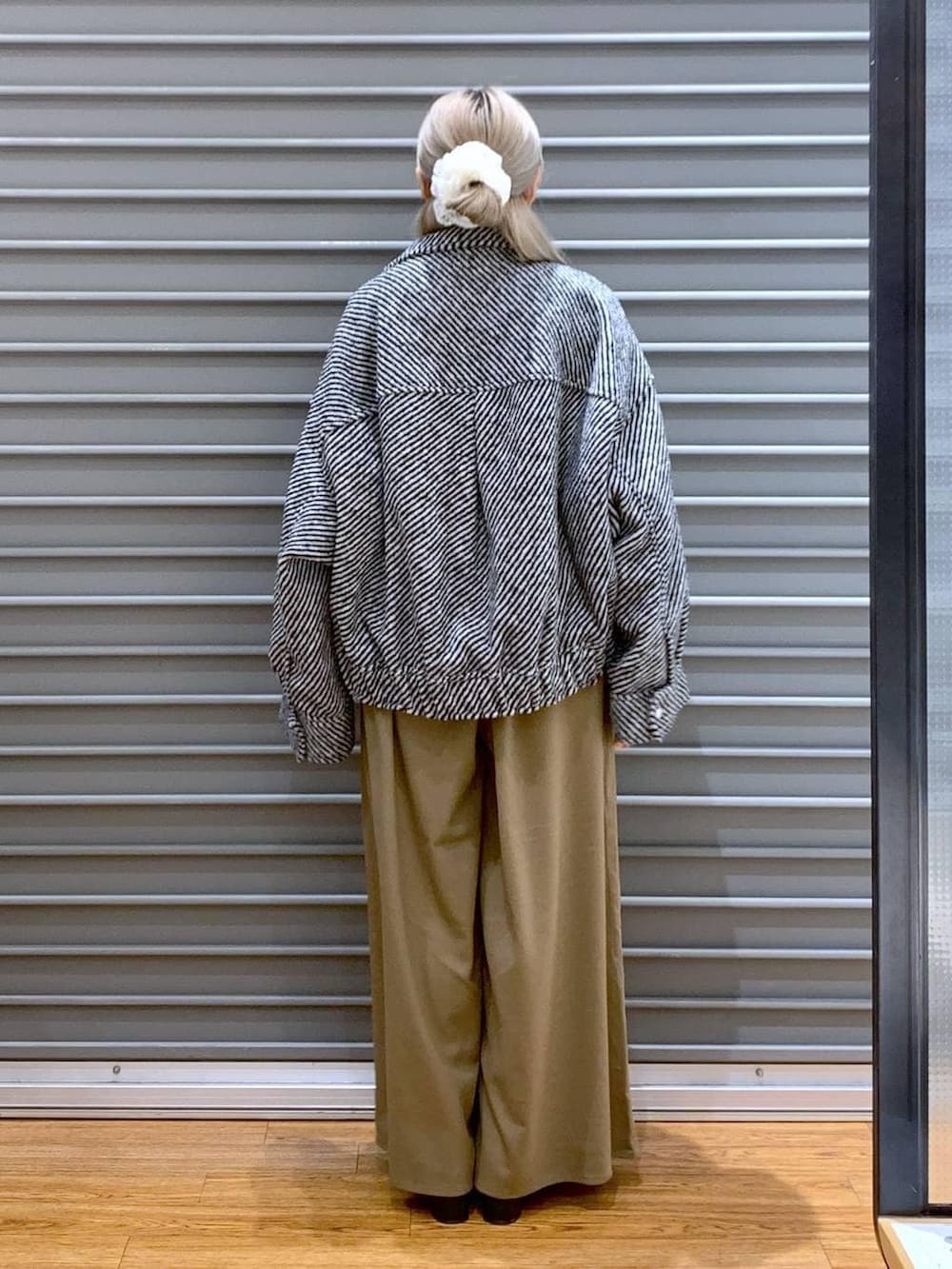 ブラック系のショルダーバッグ、ブラウン系のその他パンツ、グレー系のニット/セーターを着用したレディースの冬コーディネートの2枚目の写真