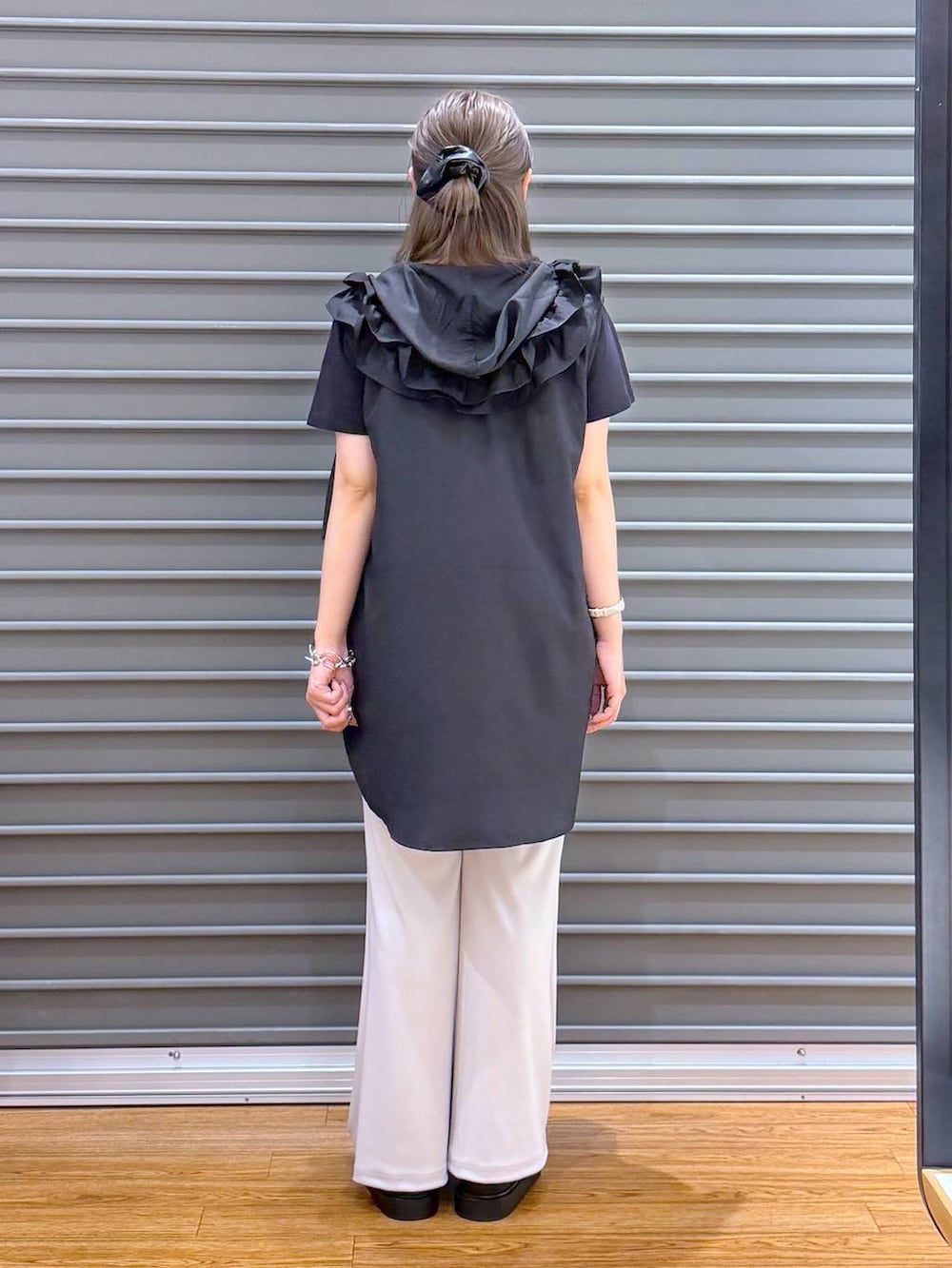ホワイト系のサンダル、ブラック系のTシャツ/カットソー、ブラック系のシャツ/ブラウスを着用したレディースの夏コーディネートの2枚目の写真