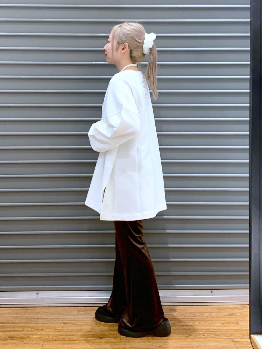 ブラウン系のその他パンツ、ブラック系のサンダル、ブラック系のショルダーバッグを着用したレディースの秋コーディネートの3枚目の写真