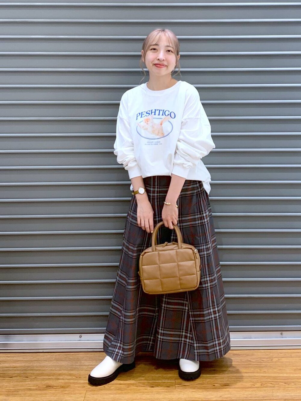 ホワイト系のブーツ、ブラウン系のボストンバッグ、グレー系のスカートを着用したレディースの秋コーディネートの3枚目の写真