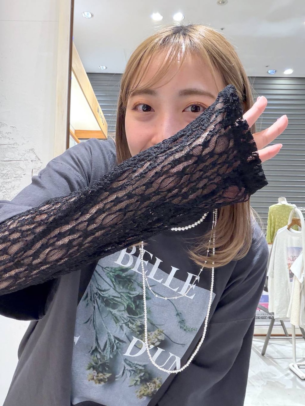 グレー系のTシャツ/カットソー、ブルー系のデニムパンツ、シルバー系のネックレスを着用したレディースの春コーディネートの4枚目の写真