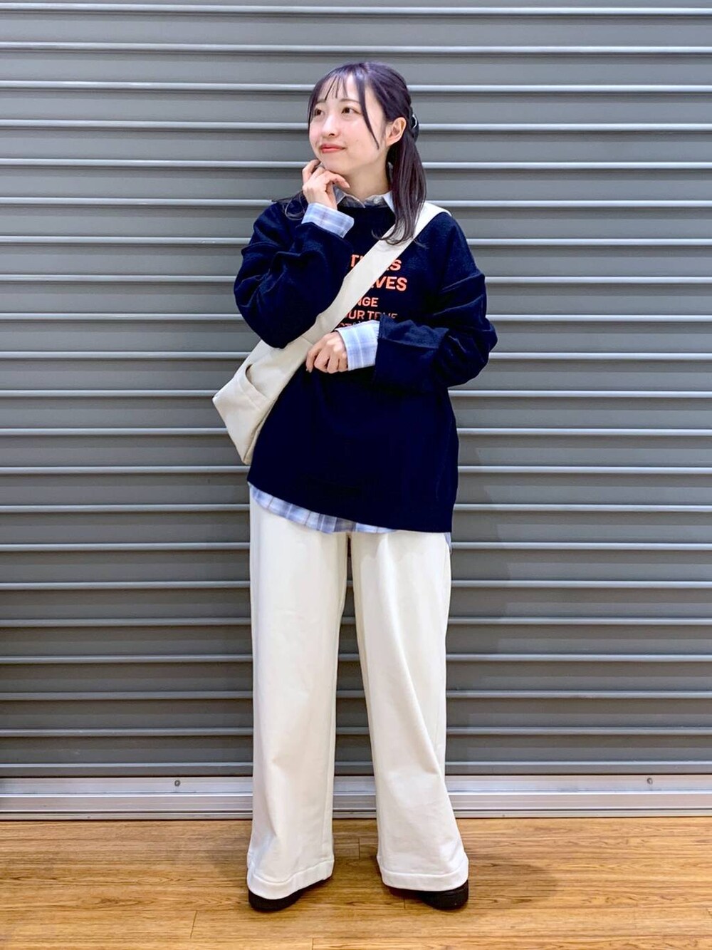 ブルー系のシャツ/ブラウス、ブラック系のローファー、ブルー系のニット/セーターを着用したレディースの春コーディネートの6枚目の写真