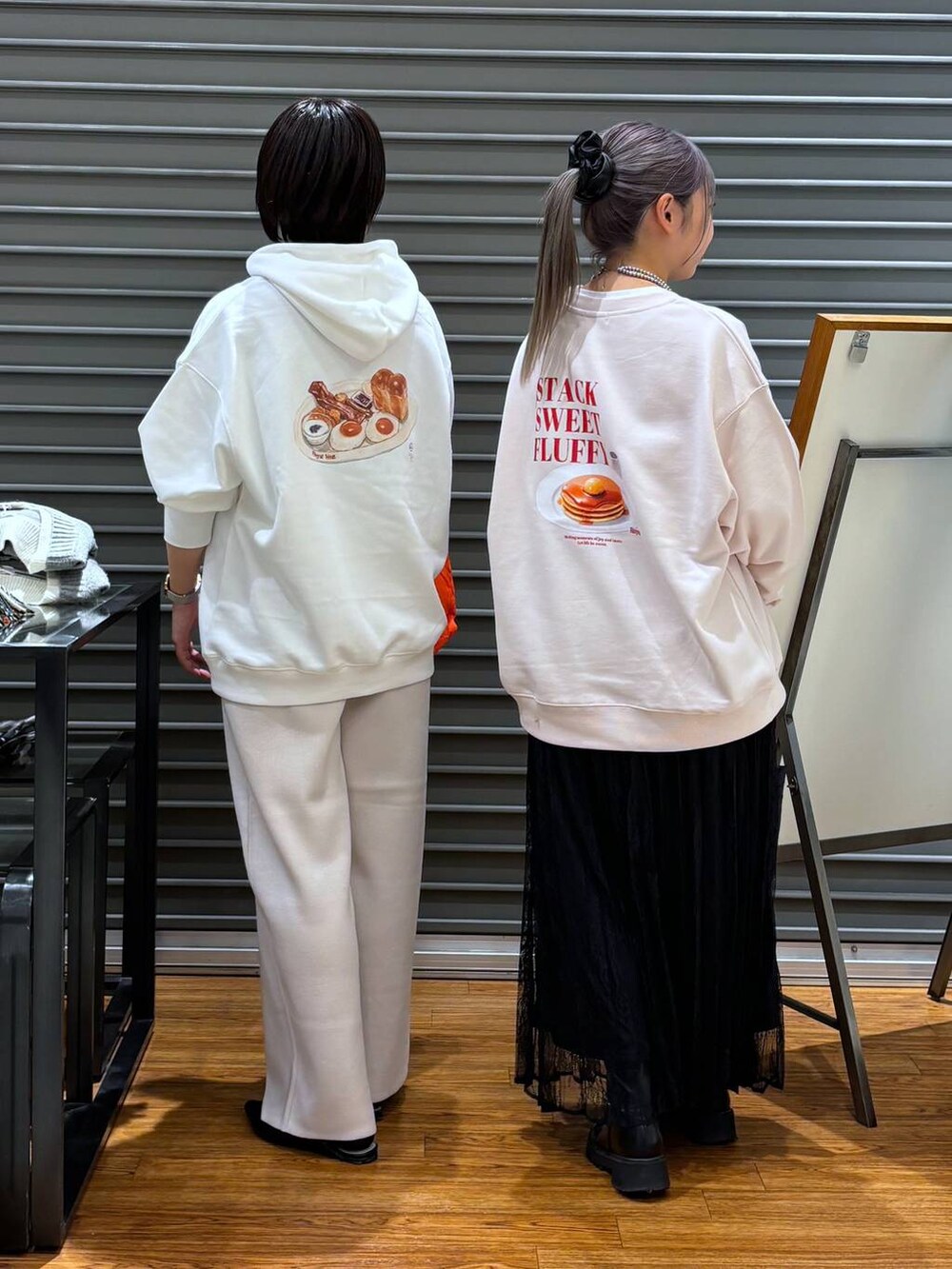 ベージュ系のその他パンツ、ブラック系のスカート、ホワイト系のパーカーを着用したレディースの秋コーディネートの4枚目の写真