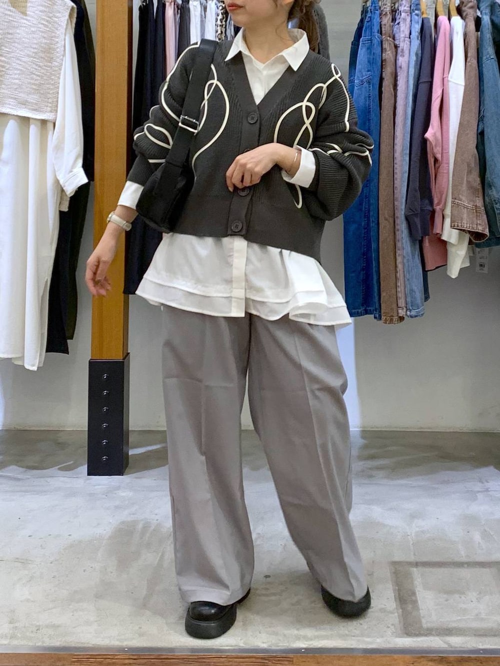 グレー系のその他パンツ、ブラック系のサンダル、グレー系のカーディガン/ボレロを着用したレディースの冬コーディネートの3枚目の写真