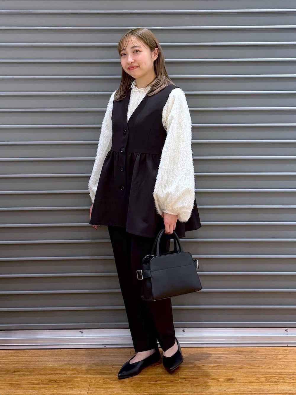 ブラック系のその他パンツ、ブラック系のその他アウター、ベージュ系のシャツ/ブラウスを着用したレディースの冬コーディネートの7枚目の写真