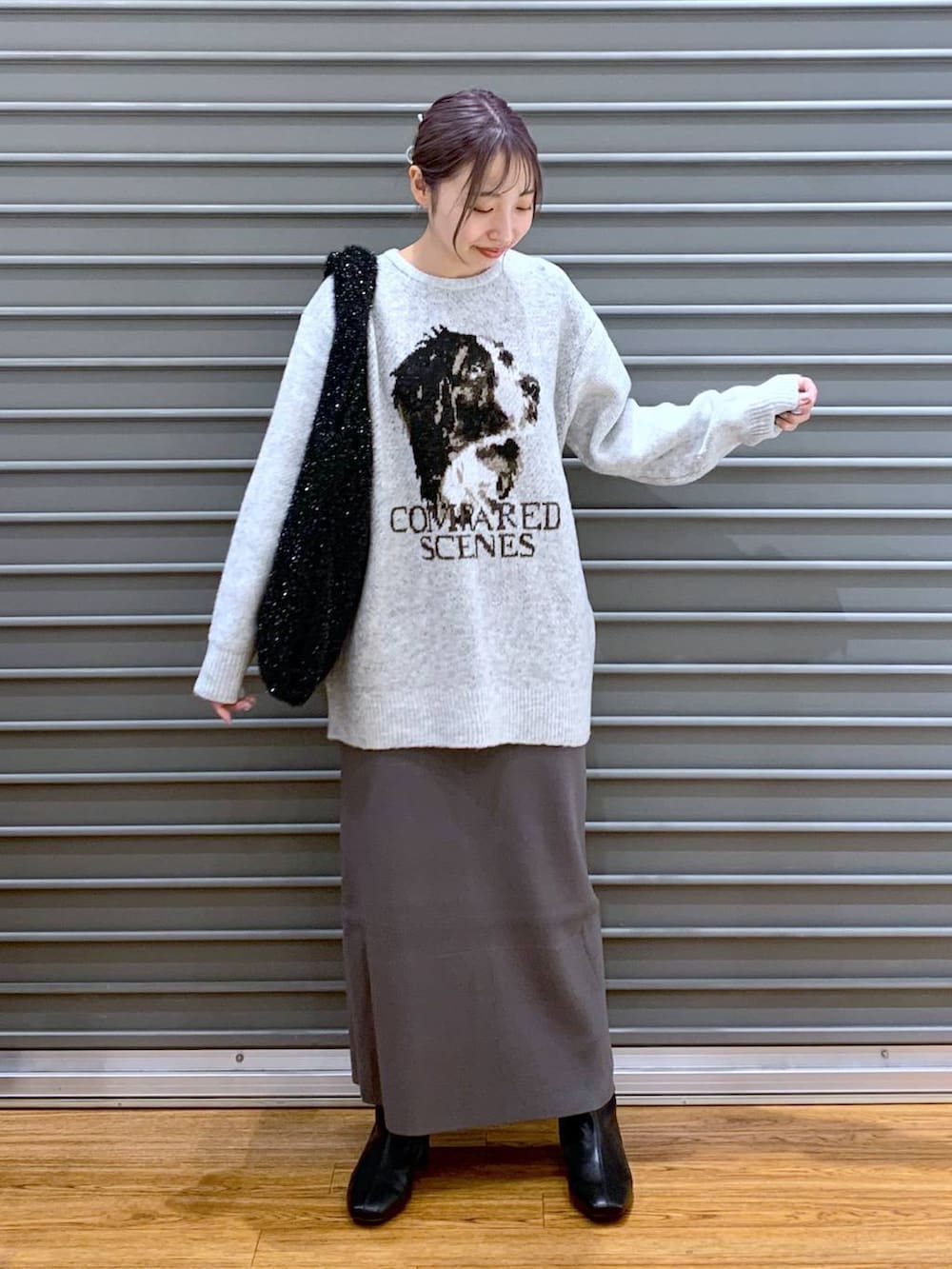 ブラック系のショルダーバッグ、グレー系のスカート、ブラック系のブーツを着用したレディースの冬コーディネートの7枚目の写真