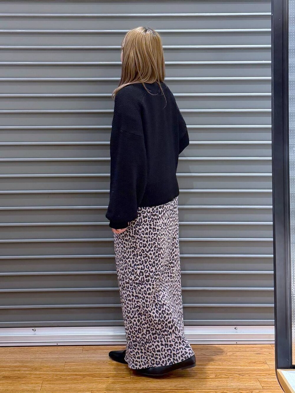 その他のトートバッグ、ブラック系のカーディガン/ボレロ、ブラック系のパンプスを着用したレディースの春コーディネートの3枚目の写真