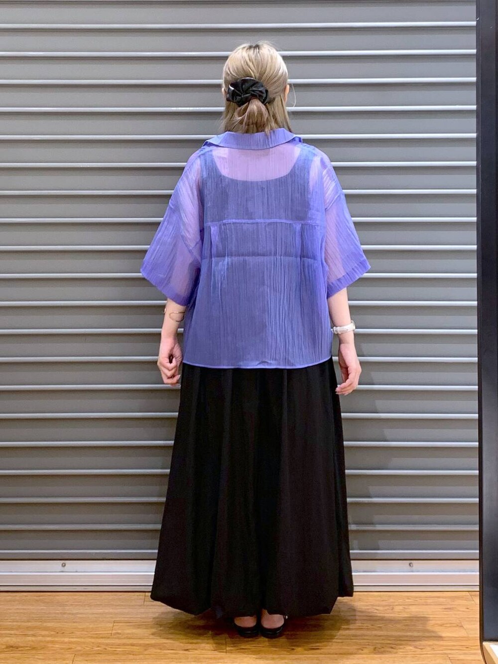 パープル系のシャツ/ブラウス、ブラック系のサンダル、ブラック系のスカートを着用したレディースの春コーディネートの2枚目の写真