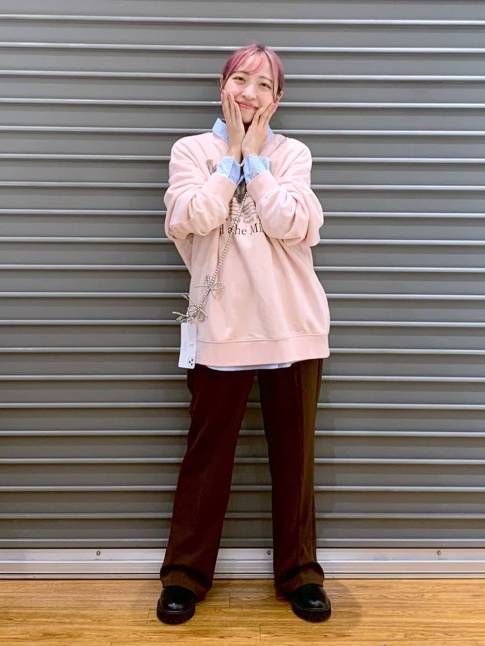 ブラック系のブーツ、ブルー系のシャツ/ブラウス、ブラウン系のスラックスを着用したレディースの秋コーディネートの3枚目の写真