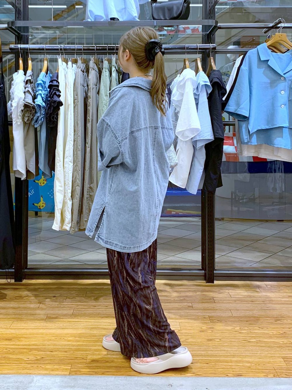 ブルー系のシャツ/ブラウス、ホワイト系のタンクトップ、ブラウン系のその他パンツを着用したレディースの夏コーディネートの3枚目の写真